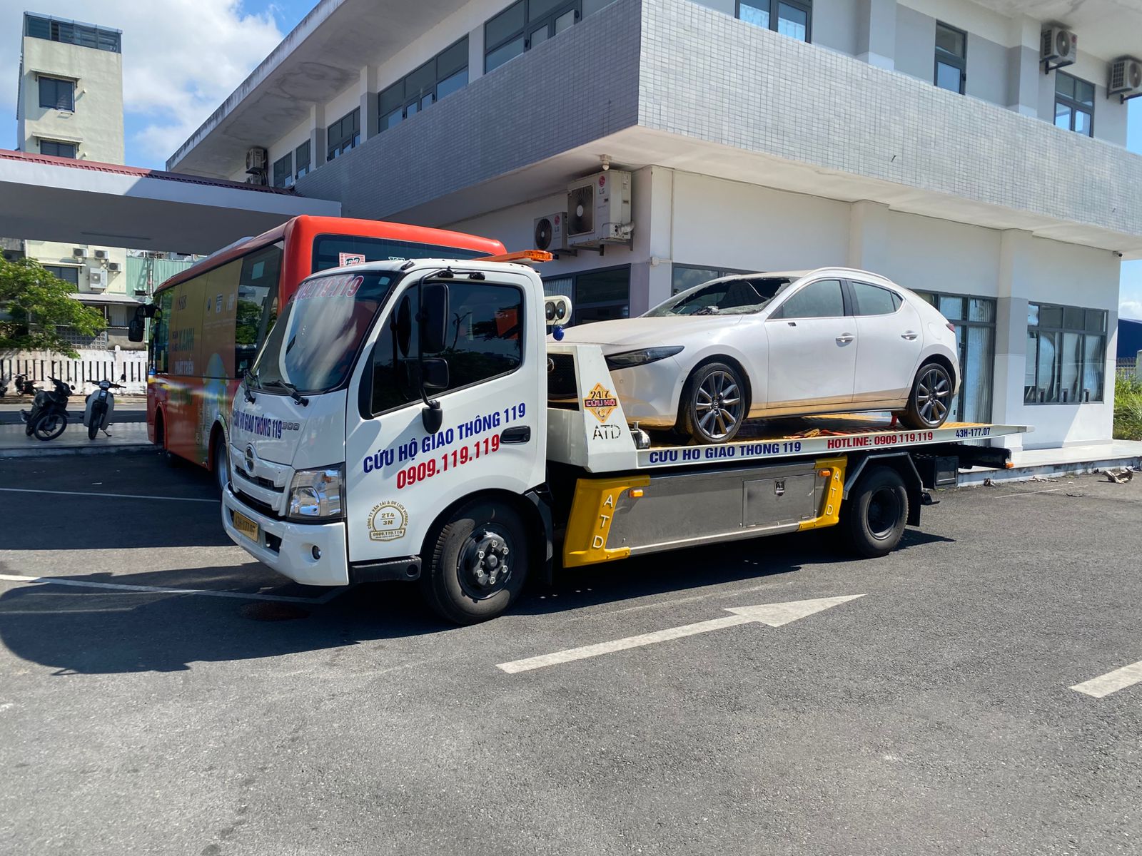 Cứu hộ xe con, xe khách và xe tải hỏng máy đâm đụng tại Đà Nẵng